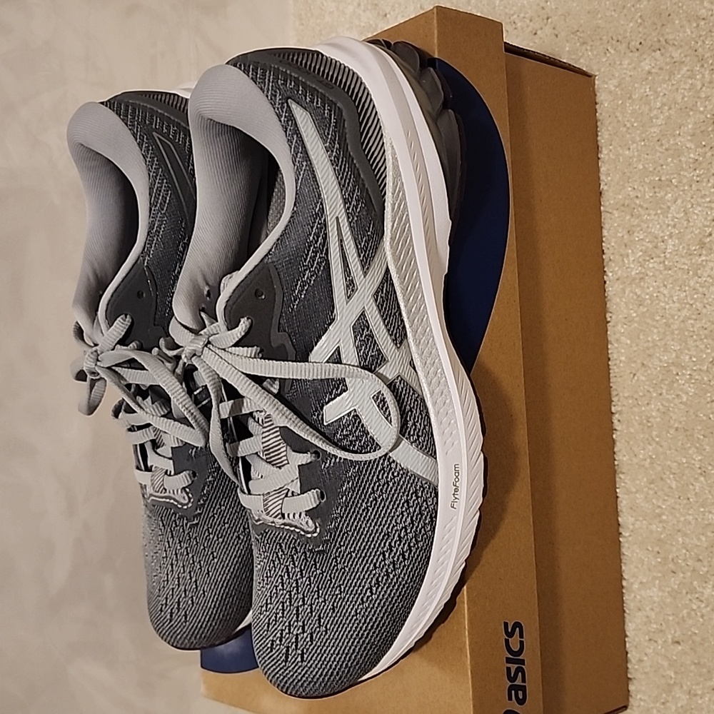 NIB Women's Asics Piedmont Grey/White Sneakers Size 7 1/2